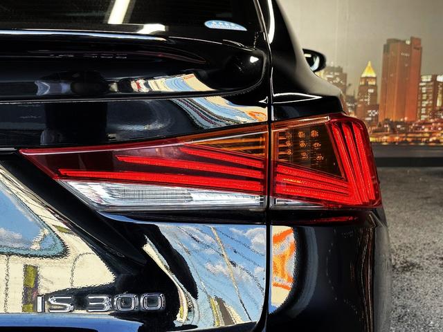 IS  トヨタセーフティセンス(後期型)(禁煙車)(レーダークルーズ)(黒ハーフレザー)(パワーシート)(シートヒーター)(レーンアシスト)(アイドリングストップ)(パドルシフト)(純正18インチAW)(39枚目)