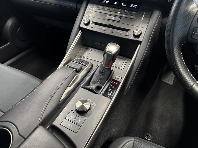 IS  トヨタセーフティセンス(後期型)(禁煙車)(レーダークルーズ)(黒ハーフレザー)(パワーシート)(シートヒーター)(レーンアシスト)(アイドリングストップ)(パドルシフト)(純正18インチAW)(50枚目)