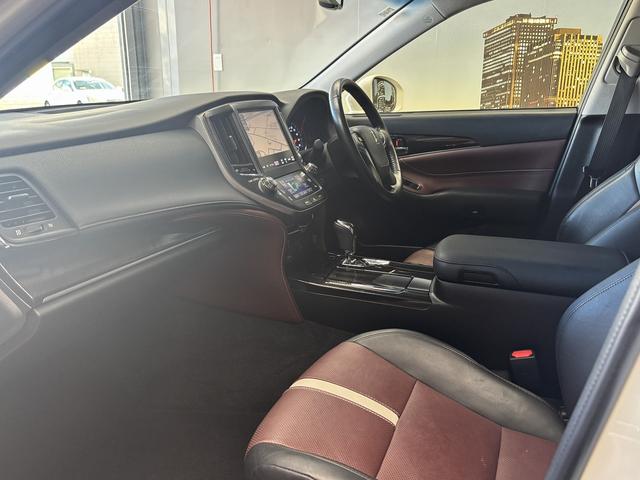 クラウンハイブリッド アスリートＳ　ブラックスタイル　（禁煙車）（テラロッサ本革シート）（メーカーＨＤＤナビ）（クルーズコントロール）（シートヒーター＆クーラー）（パワーシート）（バックカメラ）（ビルトインＥＴＣ）（フルセグＴＶ）（純正１７インチＡＷ）（39枚目）