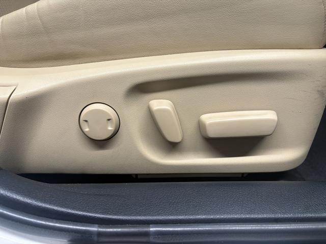 クラウンハイブリッド ロイヤルサルーン プリクラッシュ(禁煙車)(サンルーフ)(ベージュ本革シート)(新品ステアリング)(メーカーHDDナビ)(レーダークルーズ)(パワーシート)(シートヒーター&クーラー)(ETC)(純正17インチAW)(12枚目)