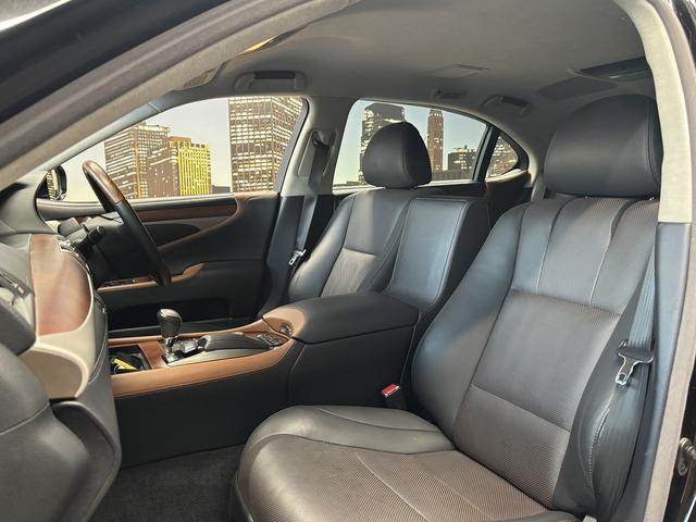 ＬＳ ＬＳ６００ｈＬ　エグゼクティブパッケージ　（禁煙車）（後期型）（黒本革）（マークレビンソン）（メーカーナビ）（バックカメラ）（レーダークルーズ）（クリアランスソナー）（シートエアコン）（ＥＴＣ）（後席コンソールスイッチ）（純正１８インチＡＷ）（37枚目）