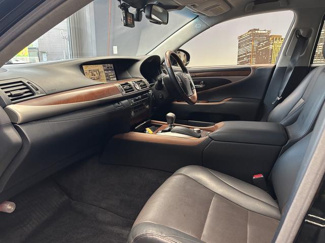 ＬＳ ＬＳ６００ｈＬ　エグゼクティブパッケージ　（禁煙車）（後期型）（黒本革）（マークレビンソン）（メーカーナビ）（バックカメラ）（レーダークルーズ）（クリアランスソナー）（シートエアコン）（ＥＴＣ）（後席コンソールスイッチ）（純正１８インチＡＷ）（43枚目）