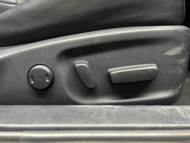 クラウンハイブリッド アスリートS プリクラッシュ(禁煙車)(メーカーHDDナビ)(レーダークルーズ)(コーナーセンサー)(パワーシート)(シートヒーター)(バックカメラ)(ビルトインETC)(フルセグTV)(純正17インチAW)(11枚目)