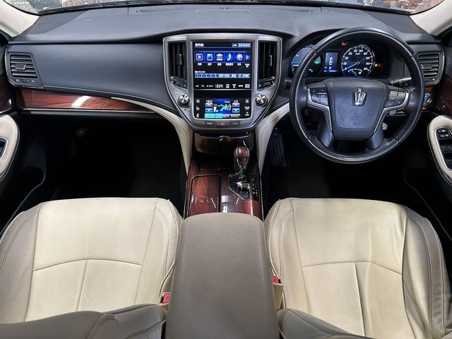 クラウンハイブリッド ロイヤルサルーン　プリクラッシュセーフティ（禁煙車）（メーカーＨＤＤナビ）（レーダークルーズコントロール）（コーナーセンサー）（シートヒーター）（パワーシート）（バックカメラ）（ビルトインＥＴＣ）（純正１６インチＡＷ）（5枚目）