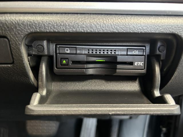 クラウンハイブリッド ロイヤルサルーン　プリクラッシュセーフティ（禁煙車）（メーカーＨＤＤナビ）（レーダークルーズコントロール）（コーナーセンサー）（シートヒーター）（パワーシート）（バックカメラ）（ビルトインＥＴＣ）（純正１６インチＡＷ）（12枚目）