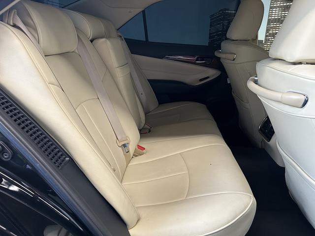 クラウンハイブリッド ロイヤルサルーン　プリクラッシュセーフティ（禁煙車）（メーカーＨＤＤナビ）（レーダークルーズコントロール）（コーナーセンサー）（シートヒーター）（パワーシート）（バックカメラ）（ビルトインＥＴＣ）（純正１６インチＡＷ）（14枚目）