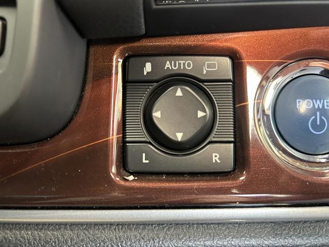 クラウンハイブリッド ロイヤルサルーン　プリクラッシュセーフティ（禁煙車）（メーカーＨＤＤナビ）（レーダークルーズコントロール）（コーナーセンサー）（シートヒーター）（パワーシート）（バックカメラ）（ビルトインＥＴＣ）（純正１６インチＡＷ）（41枚目）