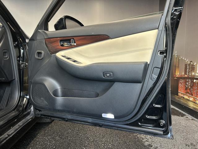 クラウンハイブリッド ロイヤルサルーン　プリクラッシュセーフティ（禁煙車）（メーカーＨＤＤナビ）（レーダークルーズコントロール）（コーナーセンサー）（シートヒーター）（パワーシート）（バックカメラ）（ビルトインＥＴＣ）（純正１６インチＡＷ）（50枚目）