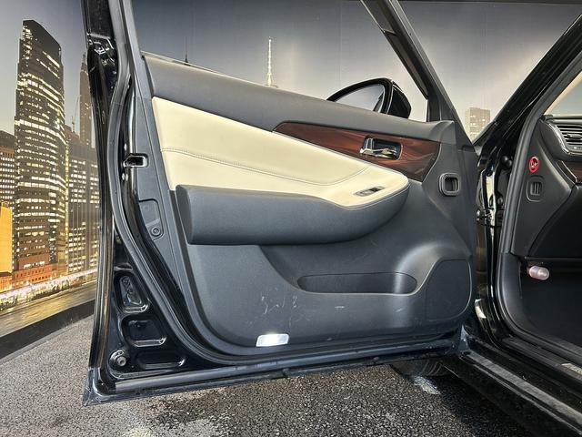 クラウンハイブリッド ロイヤルサルーン　プリクラッシュセーフティ（禁煙車）（メーカーＨＤＤナビ）（レーダークルーズコントロール）（コーナーセンサー）（シートヒーター）（パワーシート）（バックカメラ）（ビルトインＥＴＣ）（純正１６インチＡＷ）（54枚目）