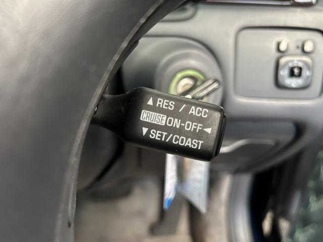 高速道路で便利な【クルーズコントロール】も装着済み。アクセルを離しても一定速度で走行ができる装備です。加速減速もスイッチ操作でＯＫです。