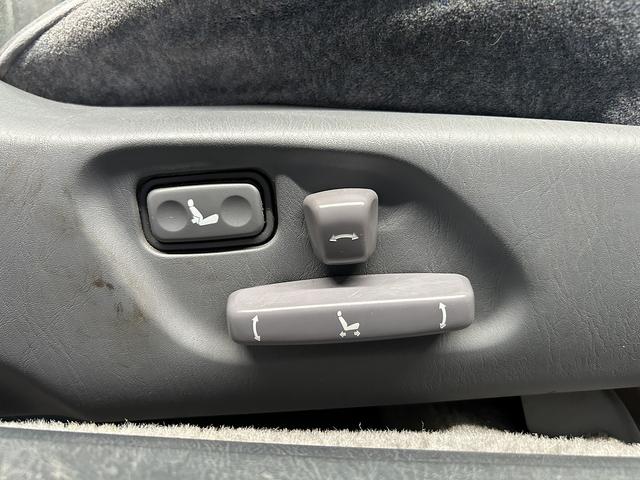 【パワーシート】電動でシートポジションの変更が可能です。手動式より細かくシート設定が可能ですのでより快適な姿勢でドライブを楽しんで頂けるでしょう。