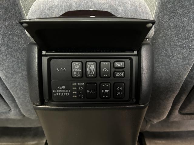 【後部座席スイッチ】後席コンソールスイッチには、電動シート・シートヒーター・リアエアコン搭載！後席装備充実の一台です！！
