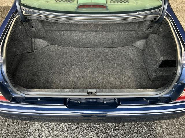 トランクスペースも充分な広さがございます。ゴルフバッグも収納可能です。