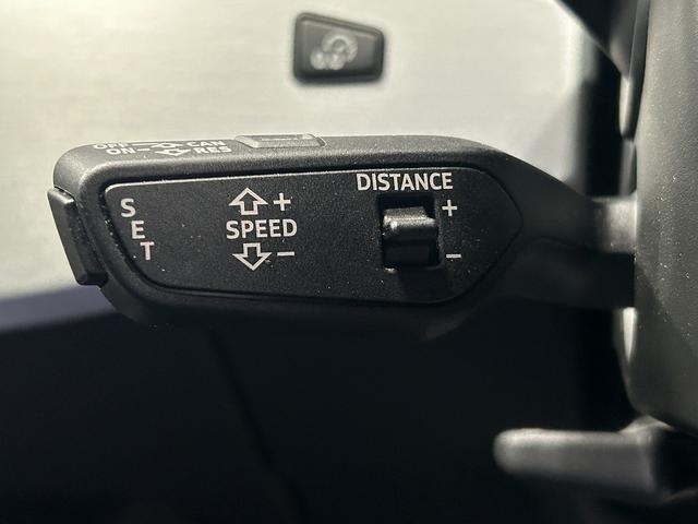 【レーダークルーズコントロール】ミリ波レーダーが車間距離を測って設定車速内で車速に比例した車間距離を保ちながら追従走行する装置で近づきすぎたときは自動でブレーキし、離れすぎたときには自動増速もする。