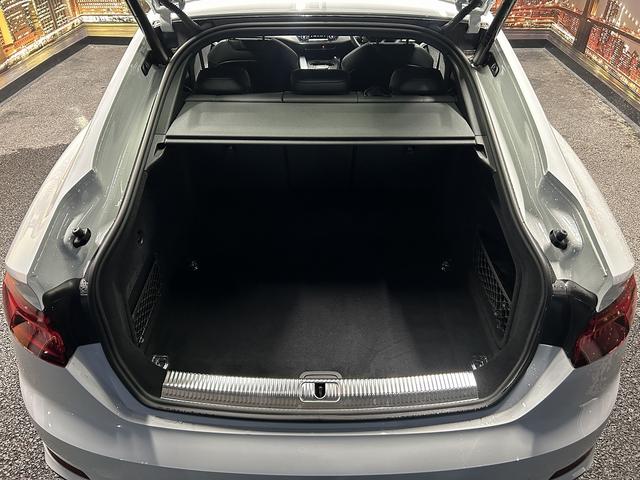 トランクスペースも充分な広さがございます。ゴルフバッグも収納可能です。
