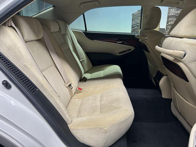 クラウンマジェスタ ベースグレード　（禁煙車）（後期型）（純正ＳＤナビ）（アラウンドビューモニター）（レーダークルーズ）（パワーシート）（クリアランスソナー）（シートヒーター）（ブルーレイ再生）（ＬＥＤ）（ＥＴＣ）（純正１７インチＡＷ）（21枚目）