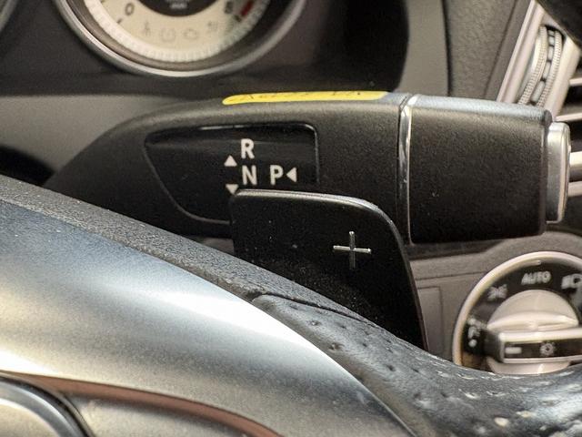 Eクラス E250カブリオレ AMGスポーツパッケージ(禁煙車)(後期型)(黒本革シート)(メーカーHDDナビ)(レーダークルーズ)(コーナーセンサー)(アラウンドビューモニター)(シートヒーター)(BSM)(純正18インチAW)(12枚目)