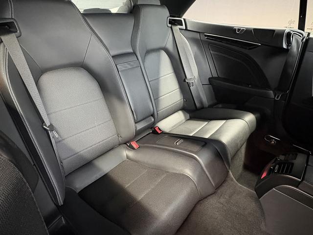 Eクラス E250カブリオレ AMGスポーツパッケージ(禁煙車)(後期型)(黒本革シート)(メーカーHDDナビ)(レーダークルーズ)(コーナーセンサー)(アラウンドビューモニター)(シートヒーター)(BSM)(純正18インチAW)(17枚目)