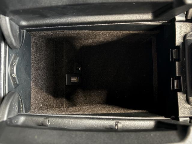 Eクラス E250カブリオレ AMGスポーツパッケージ(禁煙車)(後期型)(黒本革シート)(メーカーHDDナビ)(レーダークルーズ)(コーナーセンサー)(アラウンドビューモニター)(シートヒーター)(BSM)(純正18インチAW)(46枚目)