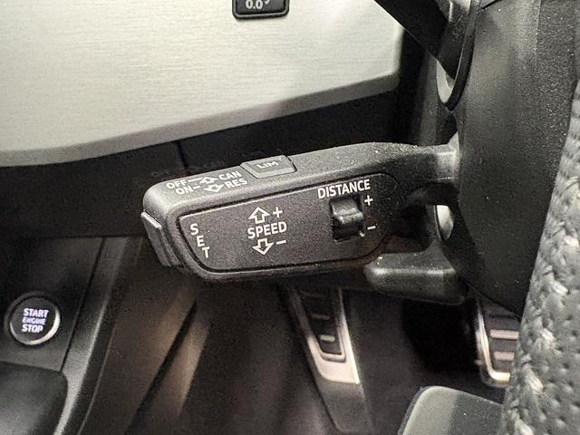 A4 2.0TFSIクワトロスポーツ (禁煙車)(黒半皮シート)(パークアシスト)(シートヒーター)(フロント&バックカメラ)(レーダークルーズ)(ビルトインETC)(オートマチックハイビーム)(パワーシート)(純正18インチAW)(8枚目)