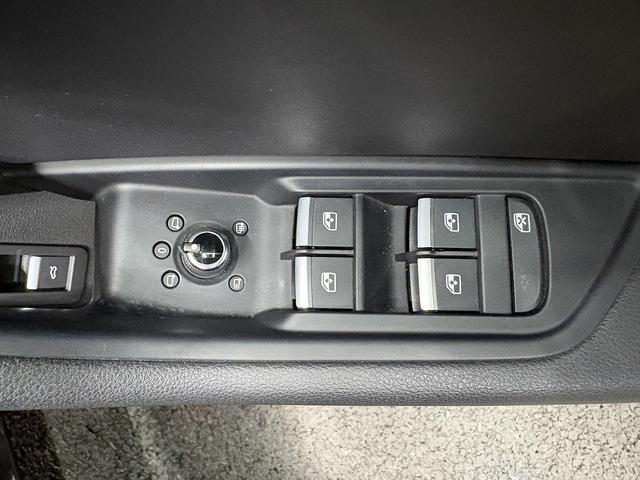 A4 2.0TFSIクワトロスポーツ (禁煙車)(黒半皮シート)(パークアシスト)(シートヒーター)(フロント&バックカメラ)(レーダークルーズ)(ビルトインETC)(オートマチックハイビーム)(パワーシート)(純正18インチAW)(31枚目)