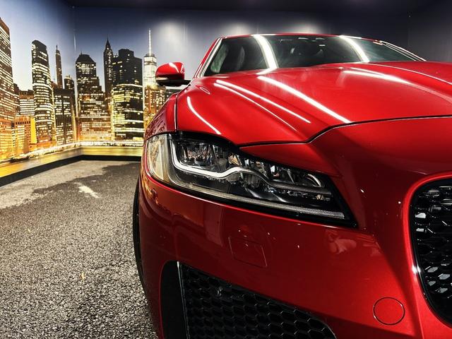 XF S ブラックパック(禁煙車)(サンルーフ)(赤/黒本革シート)(メーカーHDDナビ)(レーダークルーズ)(コーナーセンサー)(シートメモリー)(シートヒーター&クーラー)(純正20インチAW)(27枚目)