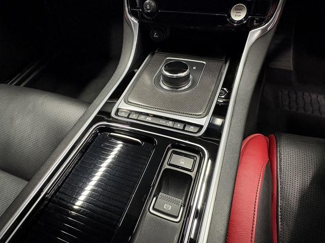 XF S ブラックパック(禁煙車)(サンルーフ)(赤/黒本革シート)(メーカーHDDナビ)(レーダークルーズ)(コーナーセンサー)(シートメモリー)(シートヒーター&クーラー)(純正20インチAW)(37枚目)