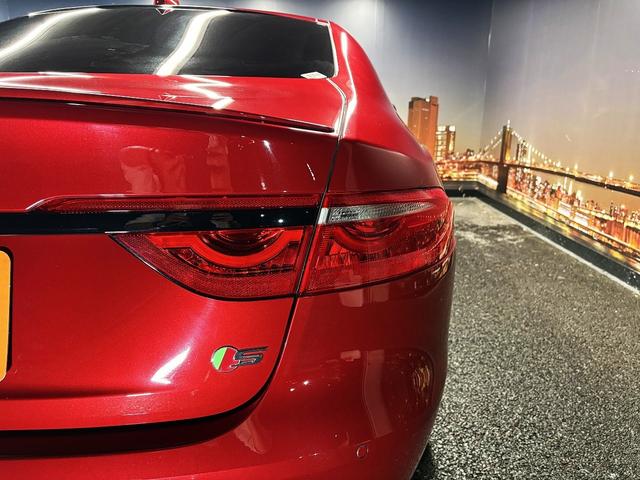 XF S ブラックパック(禁煙車)(サンルーフ)(赤/黒本革シート)(メーカーHDDナビ)(レーダークルーズ)(コーナーセンサー)(シートメモリー)(シートヒーター&クーラー)(純正20インチAW)(60枚目)