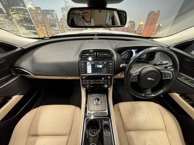 ＸＥ ＸＥ　プレステージ　（禁煙車）（ベージュ本革シート）（ターボ）（メーカーＨＤＤナビ）（レーダークルーズ）（コーナーセンサー）（シートメモリー）（シートヒーター）（ＭＥＲＤＩＡＮ）（レーンアシスト）（純正１８インチＡＷ）（5枚目）