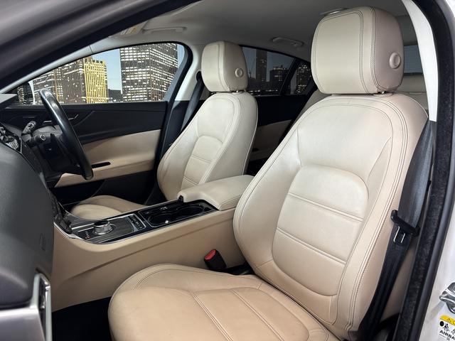 ＸＥ ＸＥ　プレステージ　（禁煙車）（ベージュ本革シート）（ターボ）（メーカーＨＤＤナビ）（レーダークルーズ）（コーナーセンサー）（シートメモリー）（シートヒーター）（ＭＥＲＤＩＡＮ）（レーンアシスト）（純正１８インチＡＷ）（32枚目）