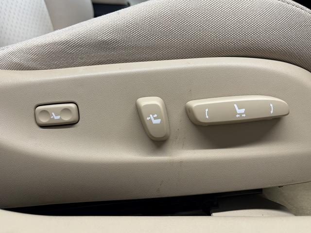 ＩＳ ＩＳ２５０　（禁煙車）（メーカーＨＤＤナビ）（バックカメラ）（クルーズコントロール）（クリアランスソナー）（スマートキー）（パワーシート）（フルセグ）（ＥＴＣ）（パドルシフト）（ＨＩＤ）（純正１７インチＡＷ）（9枚目）