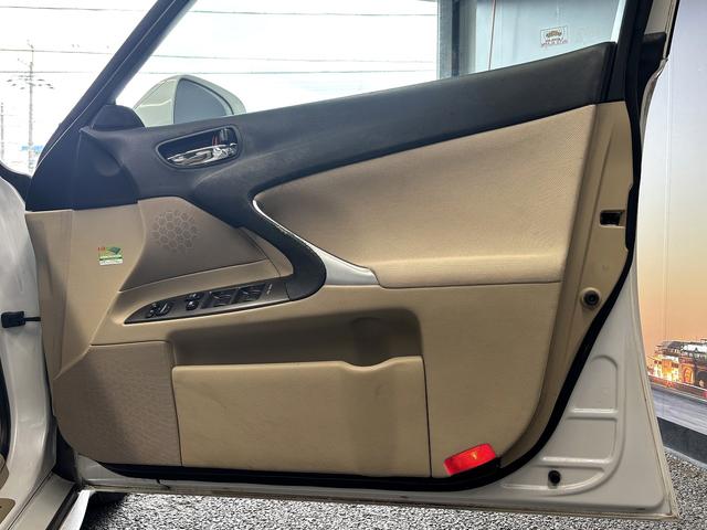 ＩＳ ＩＳ２５０　（禁煙車）（メーカーＨＤＤナビ）（バックカメラ）（クルーズコントロール）（クリアランスソナー）（スマートキー）（パワーシート）（フルセグ）（ＥＴＣ）（パドルシフト）（ＨＩＤ）（純正１７インチＡＷ）（48枚目）