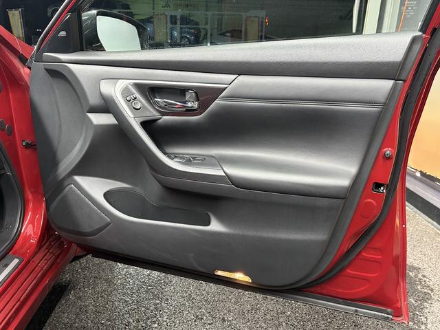 ティアナ XL (禁煙車)(メーカーナビ)(アラウンドビュー)(コーナーセンサー)(クルコン)(スマートキー)(パワーシート)(オットマン)(ETC)(Bluetoothオーディオ)(HID)(純正16インチAW)(32枚目)