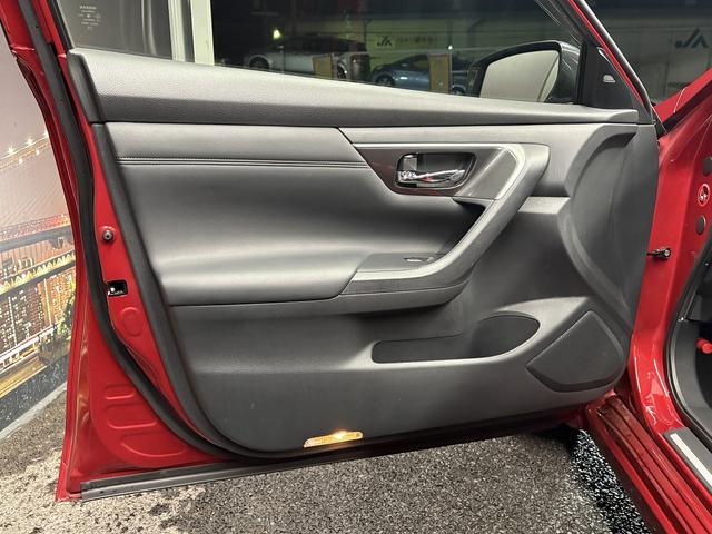 ティアナ XL (禁煙車)(メーカーナビ)(アラウンドビュー)(コーナーセンサー)(クルコン)(スマートキー)(パワーシート)(オットマン)(ETC)(Bluetoothオーディオ)(HID)(純正16インチAW)(42枚目)