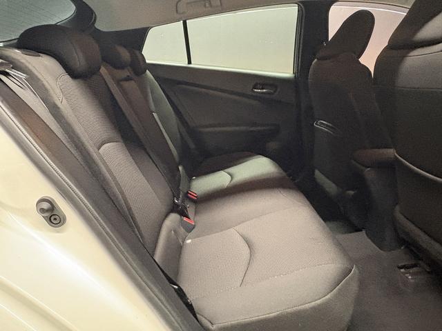 プリウス Ｓ　（禁煙車）（後期型）（フルエアロ）（純正ＳＤナビ）（バックカメラ）（レーダークルーズ）（スマートキー）（ＬＥＤヘッドライト）（ＥＴＣ）（Ｂｌｕｅｔｏｏｔｈオーディオ）（純正１５インチＡＷ）（15枚目）