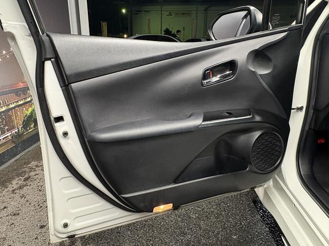 プリウス Ｓ　（禁煙車）（後期型）（フルエアロ）（純正ＳＤナビ）（バックカメラ）（レーダークルーズ）（スマートキー）（ＬＥＤヘッドライト）（ＥＴＣ）（Ｂｌｕｅｔｏｏｔｈオーディオ）（純正１５インチＡＷ）（42枚目）