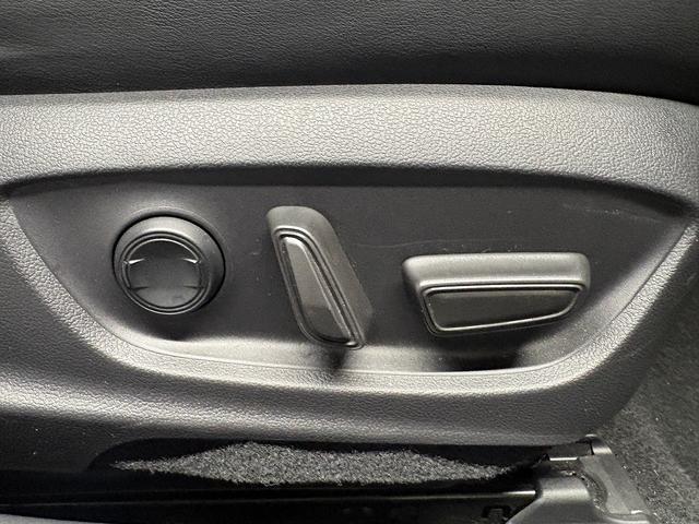 プリウス Z (禁煙車)(黒革シート)(メーカーナビ)(全周囲カメラ)(レーダークルーズ)(クリアランスソナー)(LEDヘッドライト)(パワーシート)(シートエアコン)(パワーバックドア)(純正19インチAW)(9枚目)