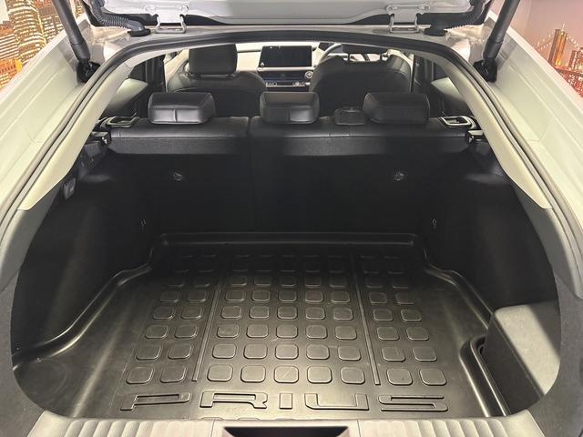 プリウス Z (禁煙車)(黒革シート)(メーカーナビ)(全周囲カメラ)(レーダークルーズ)(クリアランスソナー)(LEDヘッドライト)(パワーシート)(シートエアコン)(パワーバックドア)(純正19インチAW)(17枚目)