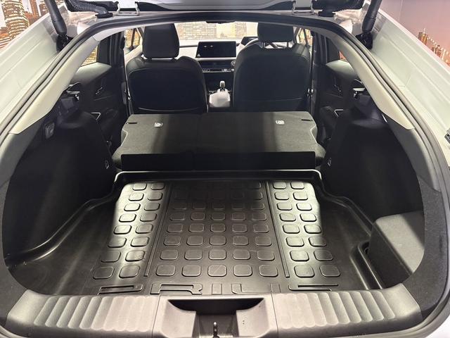 プリウス Z (禁煙車)(黒革シート)(メーカーナビ)(全周囲カメラ)(レーダークルーズ)(クリアランスソナー)(LEDヘッドライト)(パワーシート)(シートエアコン)(パワーバックドア)(純正19インチAW)(18枚目)