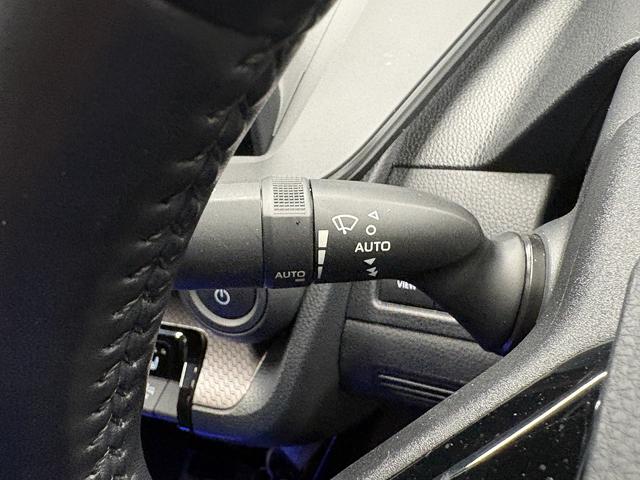 プリウス Z (禁煙車)(黒革シート)(メーカーナビ)(全周囲カメラ)(レーダークルーズ)(クリアランスソナー)(LEDヘッドライト)(パワーシート)(シートエアコン)(パワーバックドア)(純正19インチAW)(43枚目)