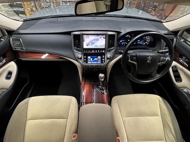 クラウンハイブリッド ロイヤルサルーン　（禁煙車）（メーカーＨＤＤナビ）（クルーズコントロール）（コーナーセンサー）（電動リアサンシェード）（バックカメラ）（パワーシート）（シートヒーター）（ビルトインＥＴＣ）（純正１７インチＡＷ）（5枚目）