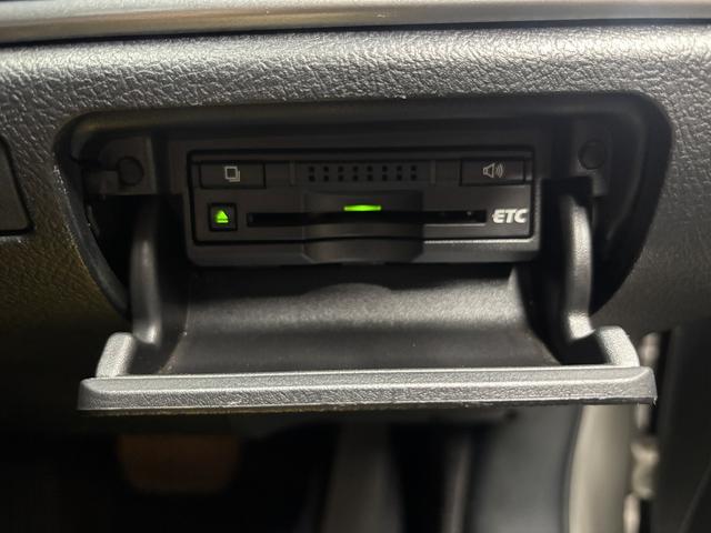 クラウンハイブリッド ロイヤルサルーン　（禁煙車）（メーカーＨＤＤナビ）（クルーズコントロール）（コーナーセンサー）（電動リアサンシェード）（バックカメラ）（パワーシート）（シートヒーター）（ビルトインＥＴＣ）（純正１７インチＡＷ）（12枚目）