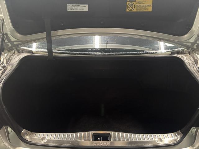 クラウンハイブリッド ロイヤルサルーン　（禁煙車）（メーカーＨＤＤナビ）（クルーズコントロール）（コーナーセンサー）（電動リアサンシェード）（バックカメラ）（パワーシート）（シートヒーター）（ビルトインＥＴＣ）（純正１７インチＡＷ）（16枚目）