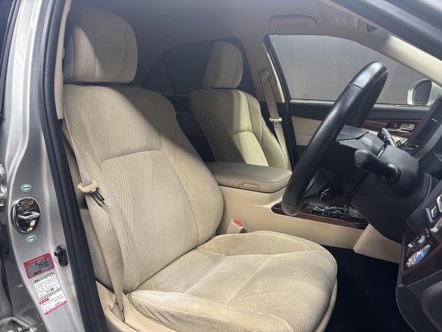 クラウンハイブリッド ロイヤルサルーン　（禁煙車）（メーカーＨＤＤナビ）（クルーズコントロール）（コーナーセンサー）（電動リアサンシェード）（バックカメラ）（パワーシート）（シートヒーター）（ビルトインＥＴＣ）（純正１７インチＡＷ）（17枚目）