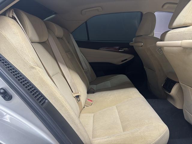 クラウンハイブリッド ロイヤルサルーン　（禁煙車）（メーカーＨＤＤナビ）（クルーズコントロール）（コーナーセンサー）（電動リアサンシェード）（バックカメラ）（パワーシート）（シートヒーター）（ビルトインＥＴＣ）（純正１７インチＡＷ）（18枚目）