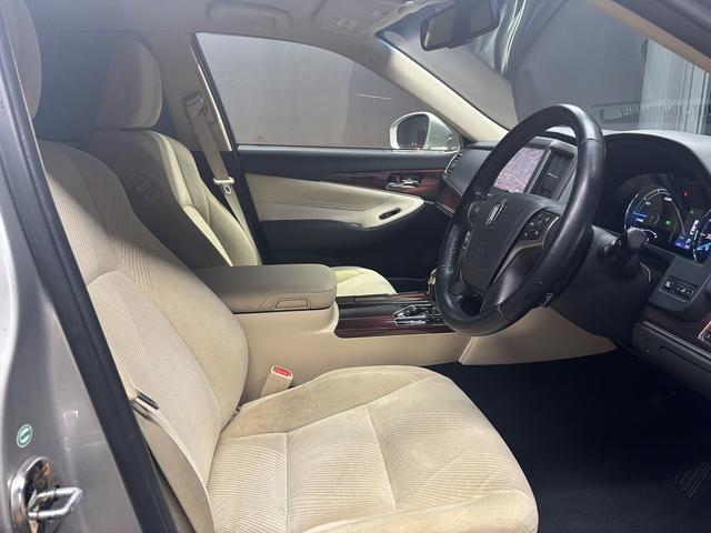 クラウンハイブリッド ロイヤルサルーン　（禁煙車）（メーカーＨＤＤナビ）（クルーズコントロール）（コーナーセンサー）（電動リアサンシェード）（バックカメラ）（パワーシート）（シートヒーター）（ビルトインＥＴＣ）（純正１７インチＡＷ）（33枚目）