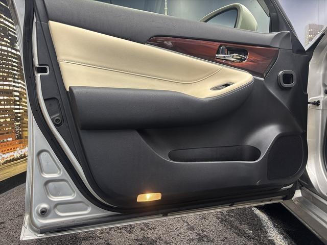 クラウンハイブリッド ロイヤルサルーン　（禁煙車）（メーカーＨＤＤナビ）（クルーズコントロール）（コーナーセンサー）（電動リアサンシェード）（バックカメラ）（パワーシート）（シートヒーター）（ビルトインＥＴＣ）（純正１７インチＡＷ）（44枚目）