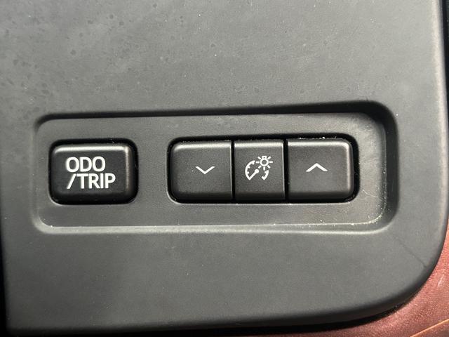 クラウンハイブリッド ロイヤルサルーン　（禁煙車）（メーカーＨＤＤナビ）（クルーズコントロール）（コーナーセンサー）（電動リアサンシェード）（バックカメラ）（パワーシート）（シートヒーター）（ビルトインＥＴＣ）（純正１７インチＡＷ）（50枚目）