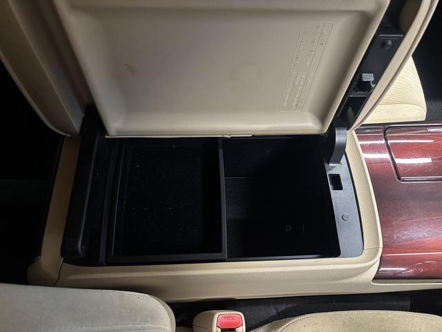 クラウンハイブリッド ロイヤルサルーン　（禁煙車）（メーカーＨＤＤナビ）（クルーズコントロール）（コーナーセンサー）（電動リアサンシェード）（バックカメラ）（パワーシート）（シートヒーター）（ビルトインＥＴＣ）（純正１７インチＡＷ）（60枚目）