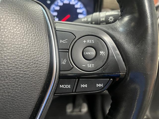 【レーダークルーズコントロール】ミリ波レーダーが車間距離を測って設定車速内で車速に比例した車間距離を保ちながら追従走行する装置で近づきすぎたときは自動でブレーキし、離れすぎたときには自動増速もする。